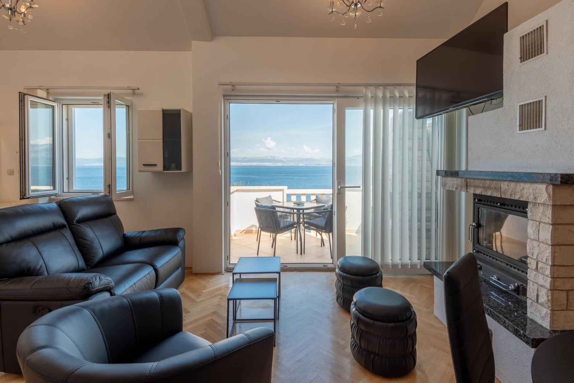 Bruno 1&2 - Two-room Penthouse - Wonderful Panoramic View Of The Sea - The Location, First Row To The - 10 Minutes From Supetar Ferry Port - Free Secured Parking - Facilities Nearby *